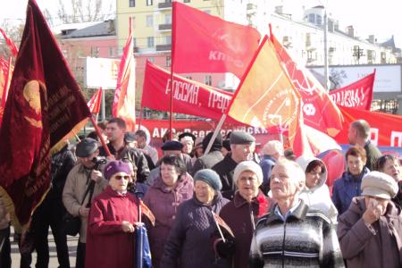 Демонстрацией и митингом отметили Первомай барнаульские коммунисты