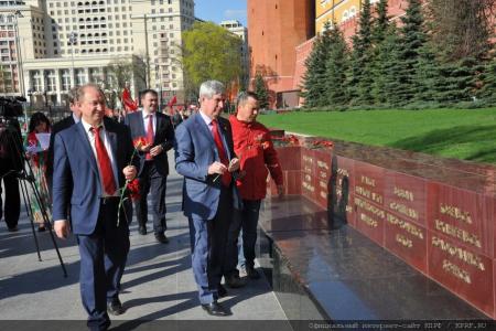 Москва. Коммунисты возложили цветы к Могиле Неизвестного солдата у Кремлевской стены