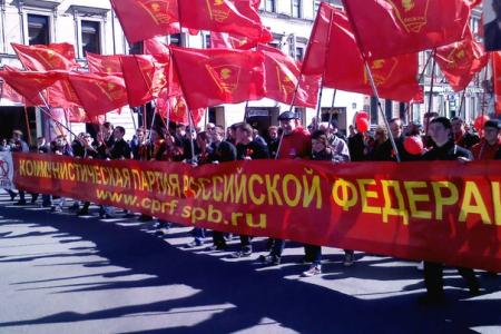 В городе трех революций коммунисты провели шествие по Невскому проспекту