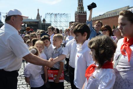 «К борьбе за дело трудового народа – будьте готовы!» Г.А. Зюганов провел торжественный прием в пионеры на Красной площади