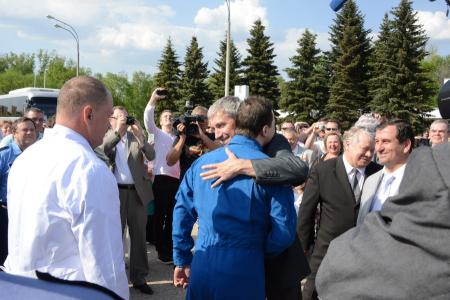 Депутаты-коммунисты А.А. Ющенко и Д.Н. Вороненков встретили вернувшегося с орбиты космонавта Р.Ю. Романенко