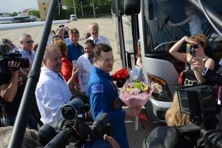 Депутаты-коммунисты А.А. Ющенко и Д.Н. Вороненков встретили вернувшегося с орбиты космонавта Р.Ю. Романенко