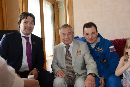 Депутаты-коммунисты А.А. Ющенко и Д.Н. Вороненков встретили вернувшегося с орбиты космонавта Р.Ю. Романенко