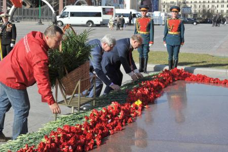 И.И. Мельников и депутаты-коммунисты Госдумы приветствовали участников Международного автопробега «Наша Великая Победа»