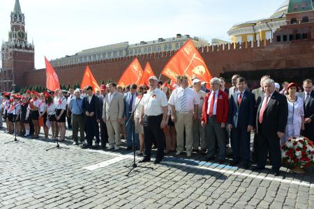 «К борьбе за дело трудового народа – будьте готовы!» Г.А. Зюганов провел торжественный прием в пионеры на Красной площади