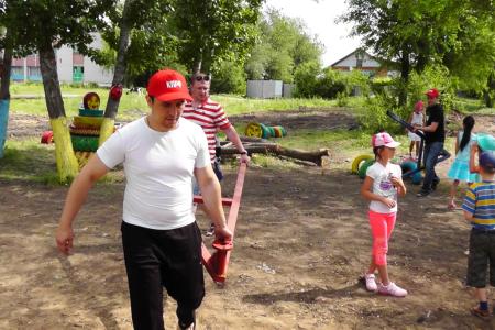 Саратовская область. Депутат-коммунист Ольга Алимова подарила детскую площадку