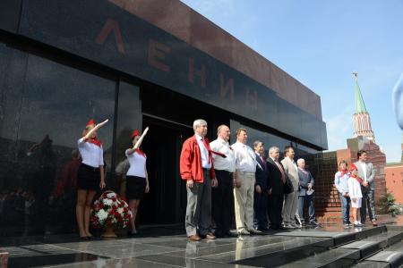 «К борьбе за дело трудового народа – будьте готовы!» Г.А. Зюганов провел торжественный прием в пионеры на Красной площади