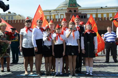 «К борьбе за дело трудового народа – будьте готовы!» Г.А. Зюганов провел торжественный прием в пионеры на Красной площади