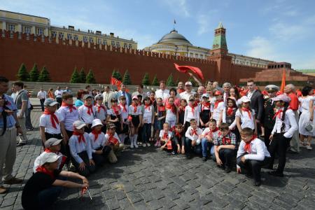 «К борьбе за дело трудового народа – будьте готовы!» Г.А. Зюганов провел торжественный прием в пионеры на Красной площади