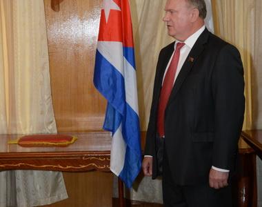 Г.А. Зюганов вручил Послу Кубы в России Э.Л. Гарсия памятную медаль ЦК КПРФ «50 лет первого визита Фиделя Кастро в СССР»