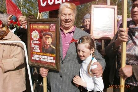 Алтайский край. Алейских коммунистов, пришедших 9 мая на городской праздник с плакатом «Сталин. Победа. Социализм», доставили в полицейский участок