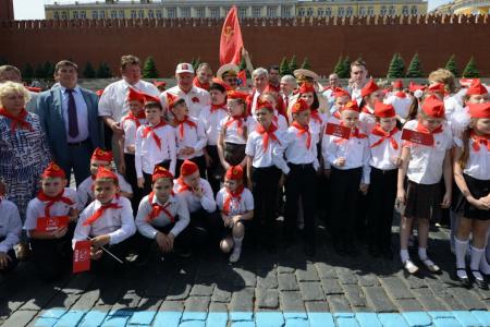 «К борьбе за дело трудового народа – будьте готовы!» Г.А. Зюганов провел торжественный прием в пионеры на Красной площади