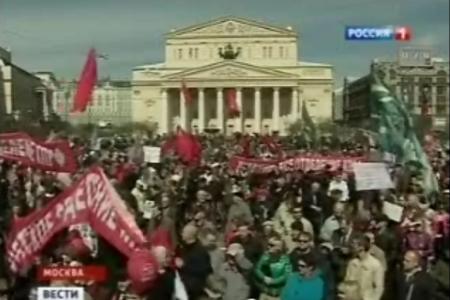 "Вести" ("Россия-1"): До памятника Марксу коммунисты дошли уже 15-тысячной колонной