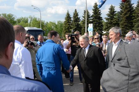 Депутаты-коммунисты А.А. Ющенко и Д.Н. Вороненков встретили вернувшегося с орбиты космонавта Р.Ю. Романенко