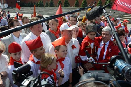«К борьбе за дело трудового народа – будьте готовы!» Г.А. Зюганов провел торжественный прием в пионеры на Красной площади