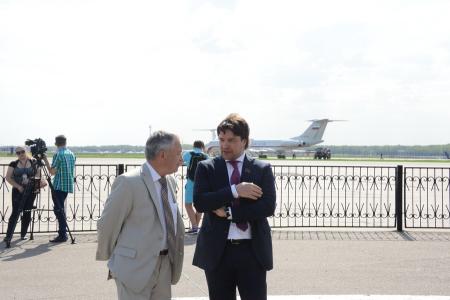 Депутаты-коммунисты А.А. Ющенко и Д.Н. Вороненков встретили вернувшегося с орбиты космонавта Р.Ю. Романенко