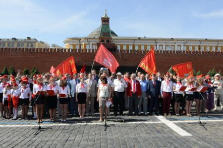 «К борьбе за дело трудового народа – будьте готовы!» Г.А. Зюганов провел торжественный прием в пионеры на Красной площади