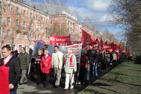 Демонстрацией и митингом отметили Первомай барнаульские коммунисты