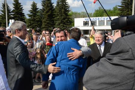 Депутаты-коммунисты А.А. Ющенко и Д.Н. Вороненков встретили вернувшегося с орбиты космонавта Р.Ю. Романенко