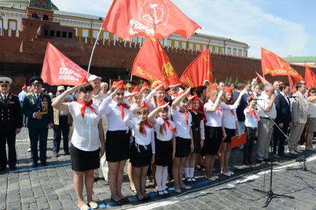 «К борьбе за дело трудового народа – будьте готовы!» Г.А. Зюганов провел торжественный прием в пионеры на Красной площади