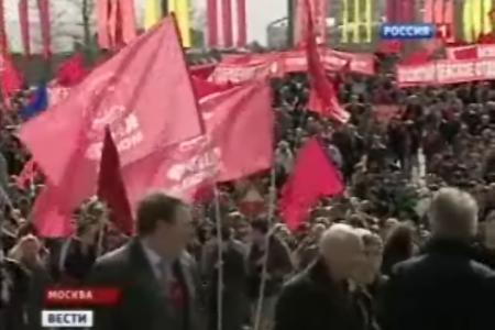 "Вести" ("Россия-1"): До памятника Марксу коммунисты дошли уже 15-тысячной колонной