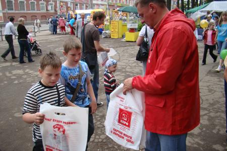 Ивановская область. В День города в палатку коммунистов у памятника Фрунзе выплеснули раствор аммиака