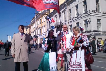 В городе трех революций коммунисты провели шествие по Невскому проспекту