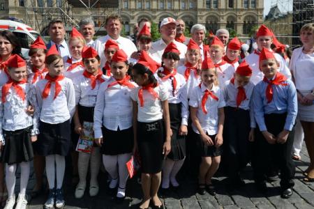 «К борьбе за дело трудового народа – будьте готовы!» Г.А. Зюганов провел торжественный прием в пионеры на Красной площади