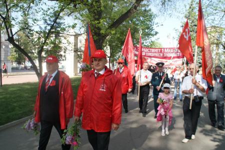 Коммунисты Карачаево-Черкесской республики встретили Первомай шествием и возложением цветов к памятникам