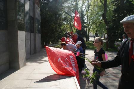 Коммунисты Карачаево-Черкесской республики встретили Первомай шествием и возложением цветов к памятникам