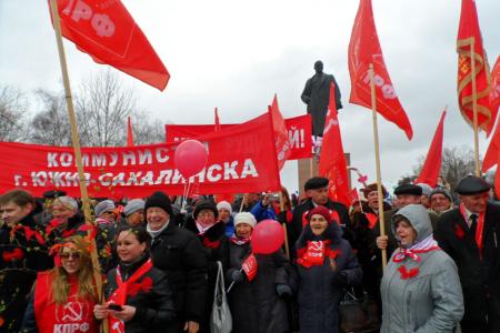 1 мая в Южно-Сахалинске колонну демонстрантов возглавил секретарь ЦК КПРФ А.В.Корниенко