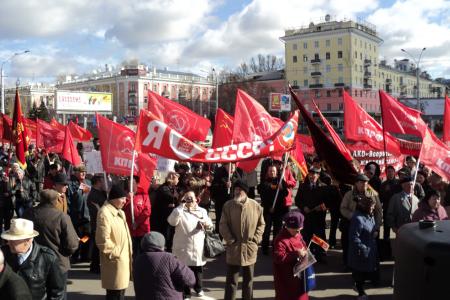 Демонстрацией и митингом отметили Первомай барнаульские коммунисты