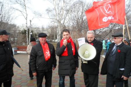 1 мая в Южно-Сахалинске колонну демонстрантов возглавил секретарь ЦК КПРФ А.В.Корниенко