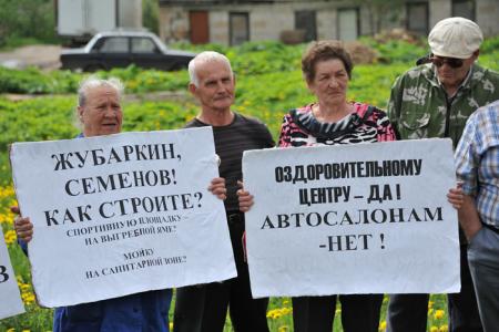 Ивановская область. «Оставьте нам поле – мы хотим играть в футбол!». В поселке Кольяново прошел митинг против строительства автосалона