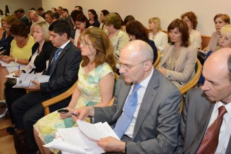 Представители регионов на совещании в Госдуме поддержали требование коммунистов о выделении дополнительных бюджетных ассигнований на увеличение зарплат бюджетникам