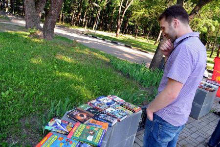 Белгородские комсомольцы отметили день защиты детей бесплатной книжной ярмаркой