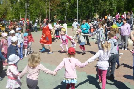 Курган. В День защиты детей коммунисты подарили ребятишкам праздник