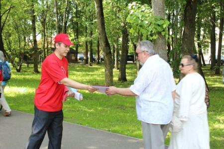Новгородские коммунисты и комсомольцы провели пикеты, приуроченные ко Дню защиты детей