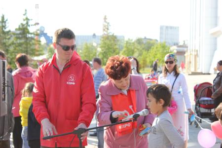 В День защиты детей тюменские коммунисты провели показательный турнир по рукопашному бою и праздничный митинг