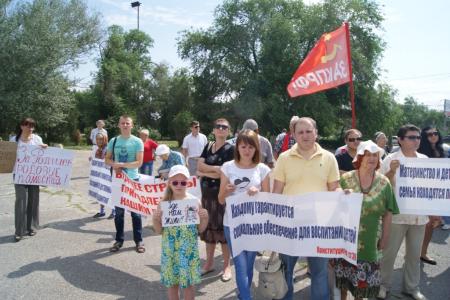 Сталинградские коммунисты провели митинг в защиту материнства и детства