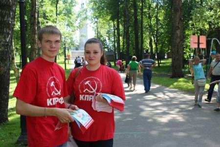 Новгородские коммунисты и комсомольцы провели пикеты, приуроченные ко Дню защиты детей