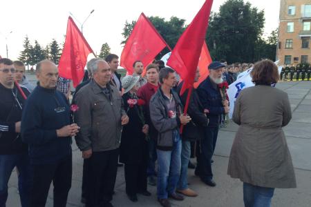 В День памяти и скорби архангельские коммунисты прервали организованные властями "песни и пляски" у Вечного огня