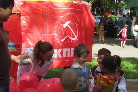 Кабардино-Балкарская Республика. В Международный день защиты детей коммунисты Нальчика раздавали ребятишкам воздушные шарики и мороженое