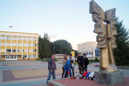 В День памяти и скорби белгородские комсомольцы провели вахту памяти на Прохоровском поле