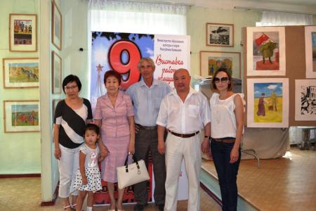 Республика Калмыкия. Коммунисты вручили призы победителям школьного конкурса рисунков, посвященного Дню Победы
