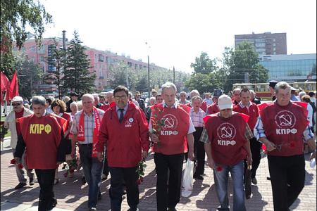 Алтайский край. В День памяти и скорби активисты КПРФ возложили цветы к Мемориалу Славы в Барнауле