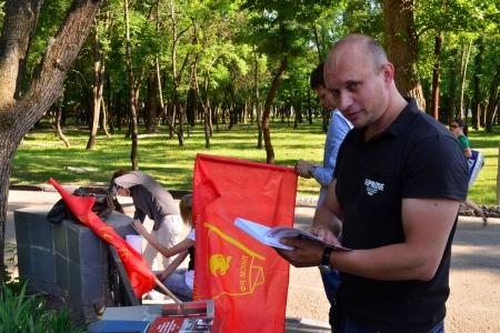 Белгородские комсомольцы отметили день защиты детей бесплатной книжной ярмаркой