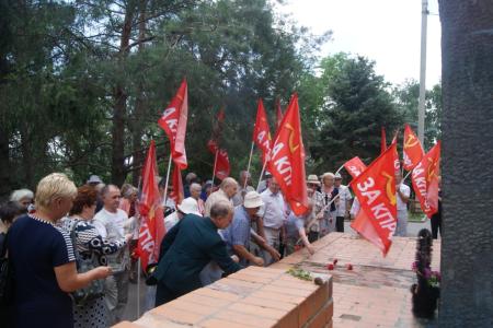 22 июня сталинградские коммунисты вместе с гостями из Воронежа почтили память павших в Великой Отечественной войне