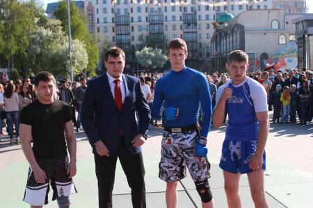 В День защиты детей тюменские коммунисты провели показательный турнир по рукопашному бою и праздничный митинг