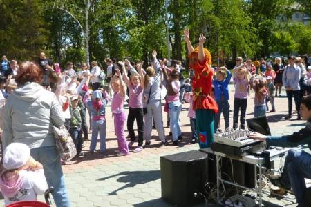 Курган. В День защиты детей коммунисты подарили ребятишкам праздник